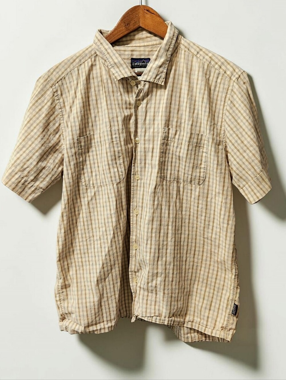 Patagonia Organic Cotton Plaid Short Sleeve Pocket Shirt M Tan Grey Collared Top